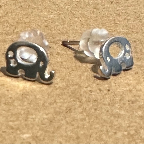 Cute Silver Elephant Studs - Picture 4 of 5